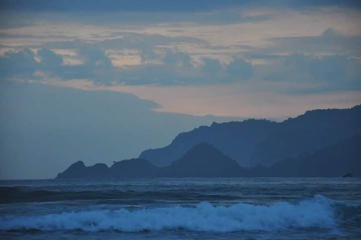 indonesie plage couche de soleil recit voyage surf lewis barbette louis champenois